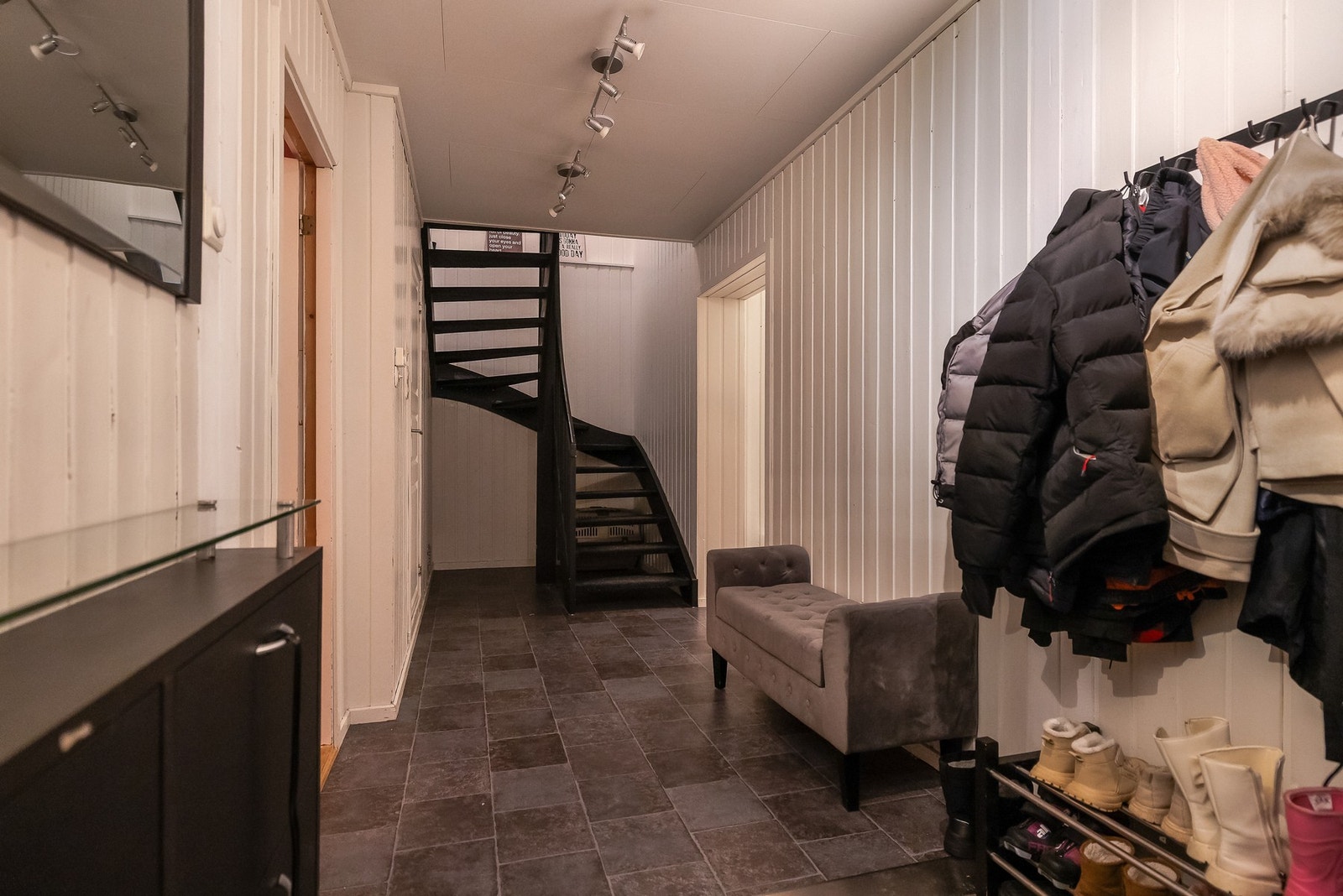 Boligens første etasje ønsker deg velkommen med en romslig og praktisk gang. Galleribilde