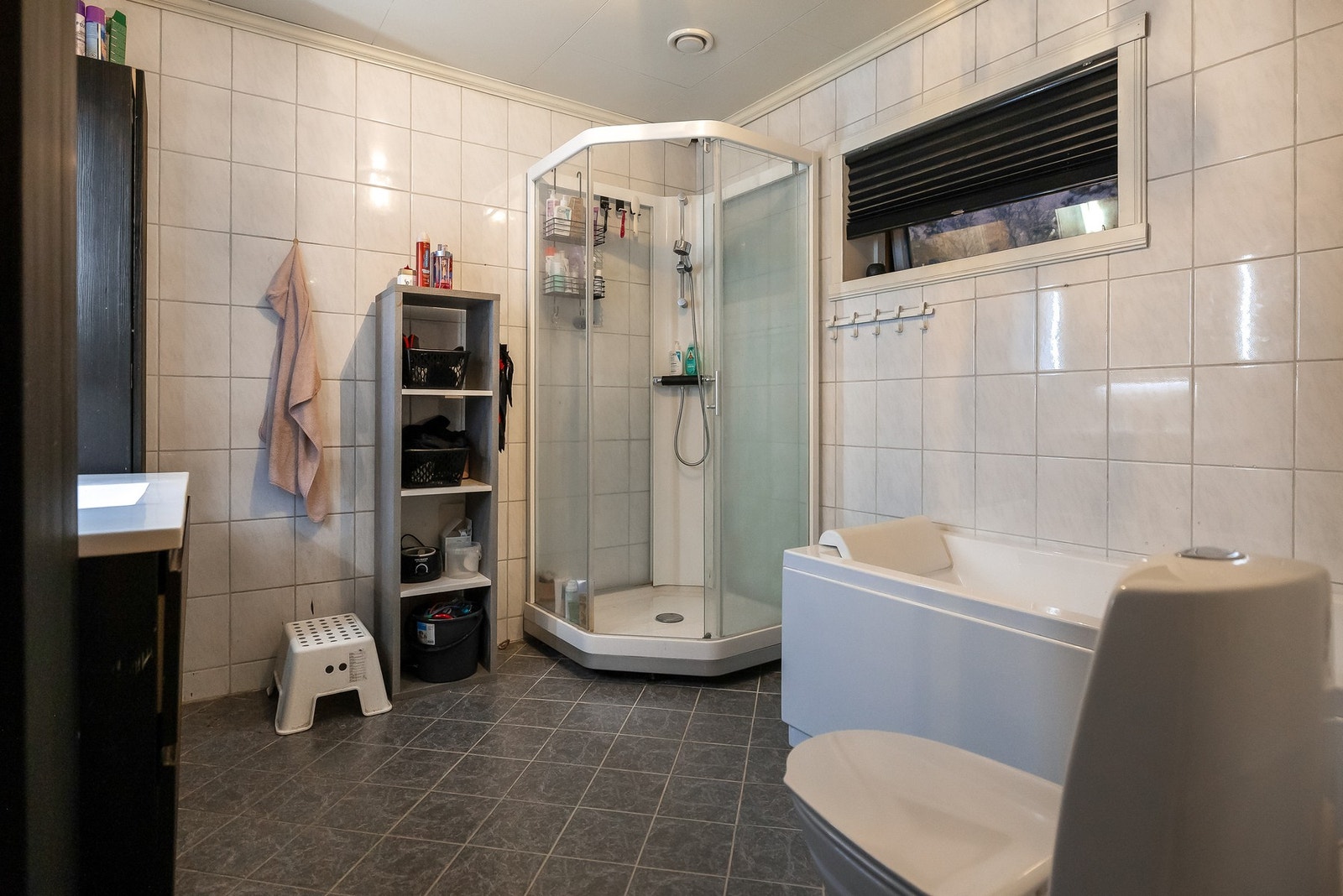 Boligens hovedbad i andre etasje er pent flislagt på både gulv og vegger, og har behagelig gulvvarme som gir god komfort. Galleribilde