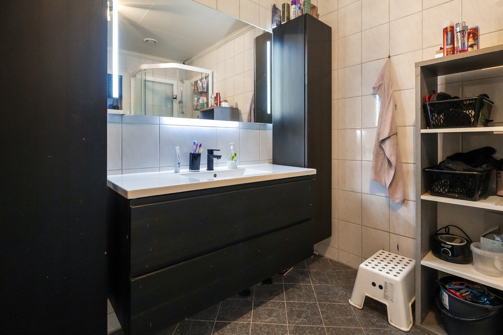 Rommet er godt utstyrt med en moderne baderomsinnredning med servant, toalett, et praktisk dusjkabinett og et badekar for avslappende stunder. Galleribilde