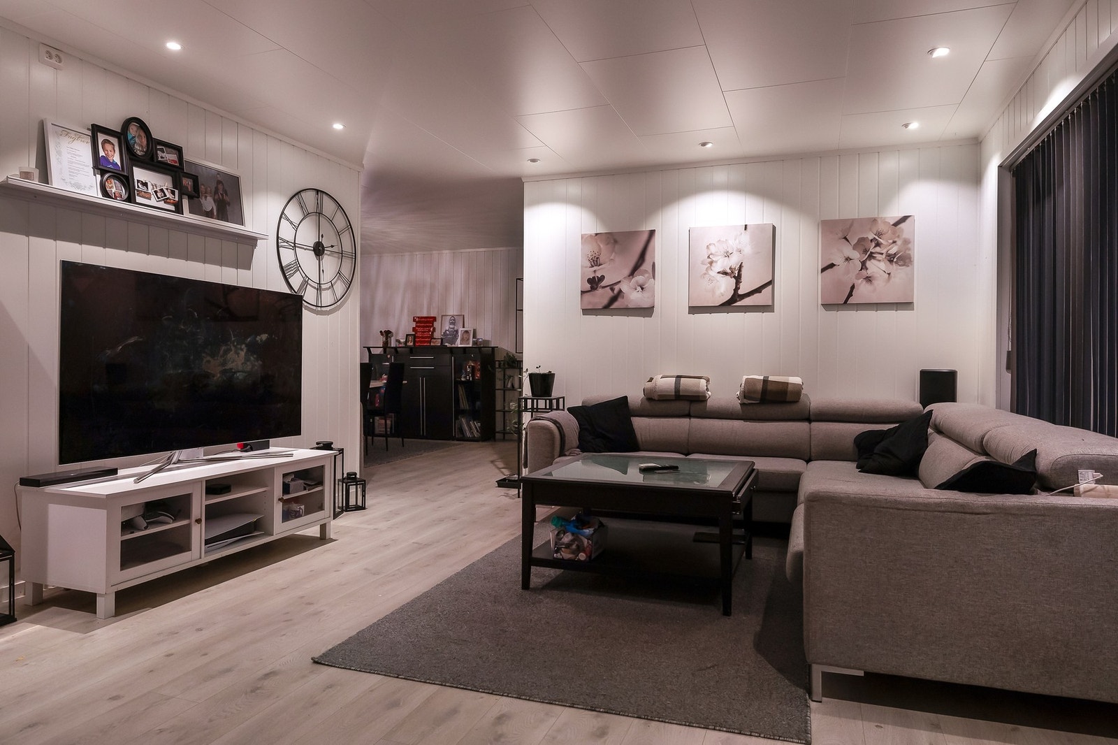 Her er det god plass til en sofagruppe med tilhørende møblement, og en vedovn sørger for ekstra hygge og varme på kjølige dager. Galleribilde