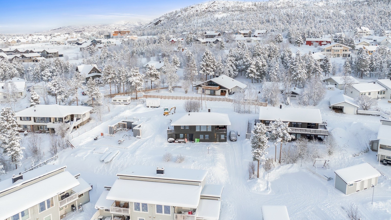 Nabolaget byr på lekeplasser og balløkke, som ligger kun ca. 400 meter fra boligen. Galleribilde