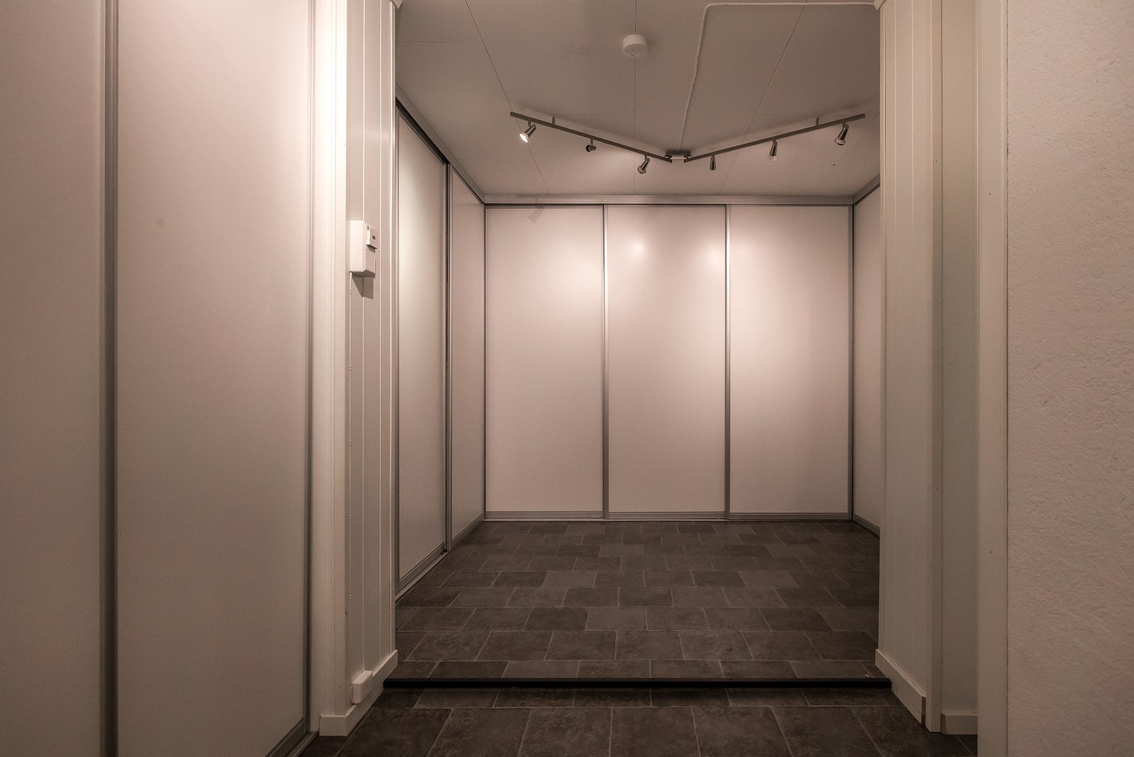 Den praktiske skyvedørsinnredningen sørger for god oppbevaringsplass. Galleribilde