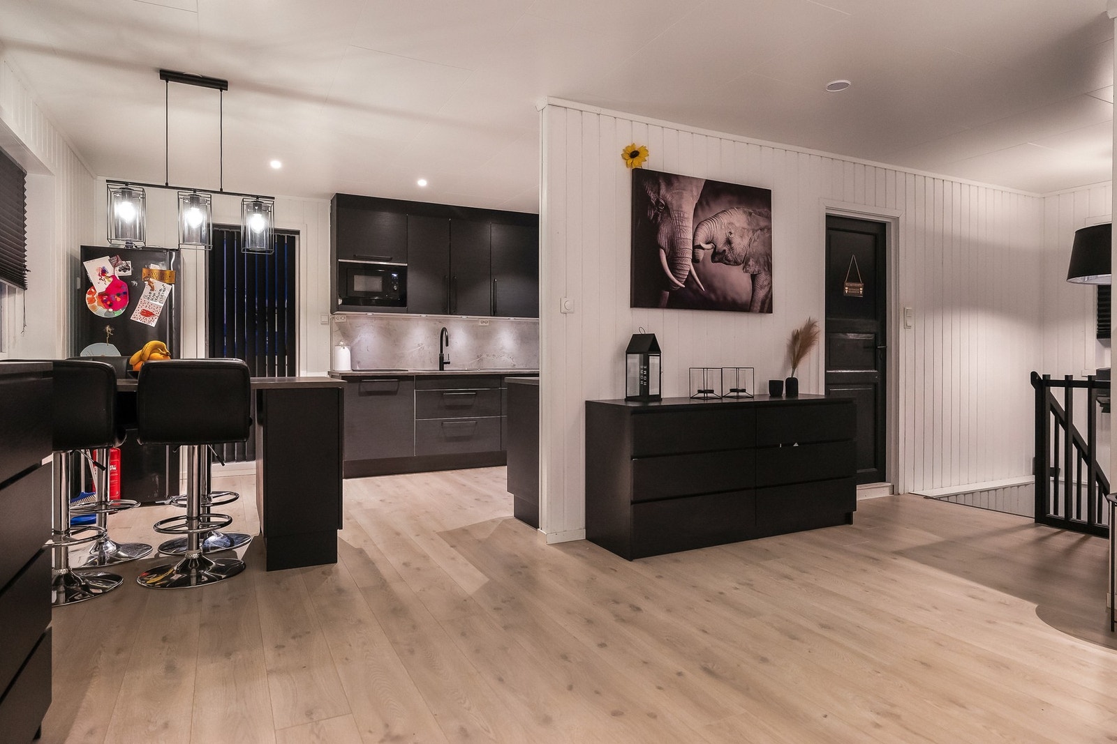 Den åpne løsningen mot stuen skaper en sosial arena hvor man kan lage mat og samtidig være en del av samtalen. Galleribilde