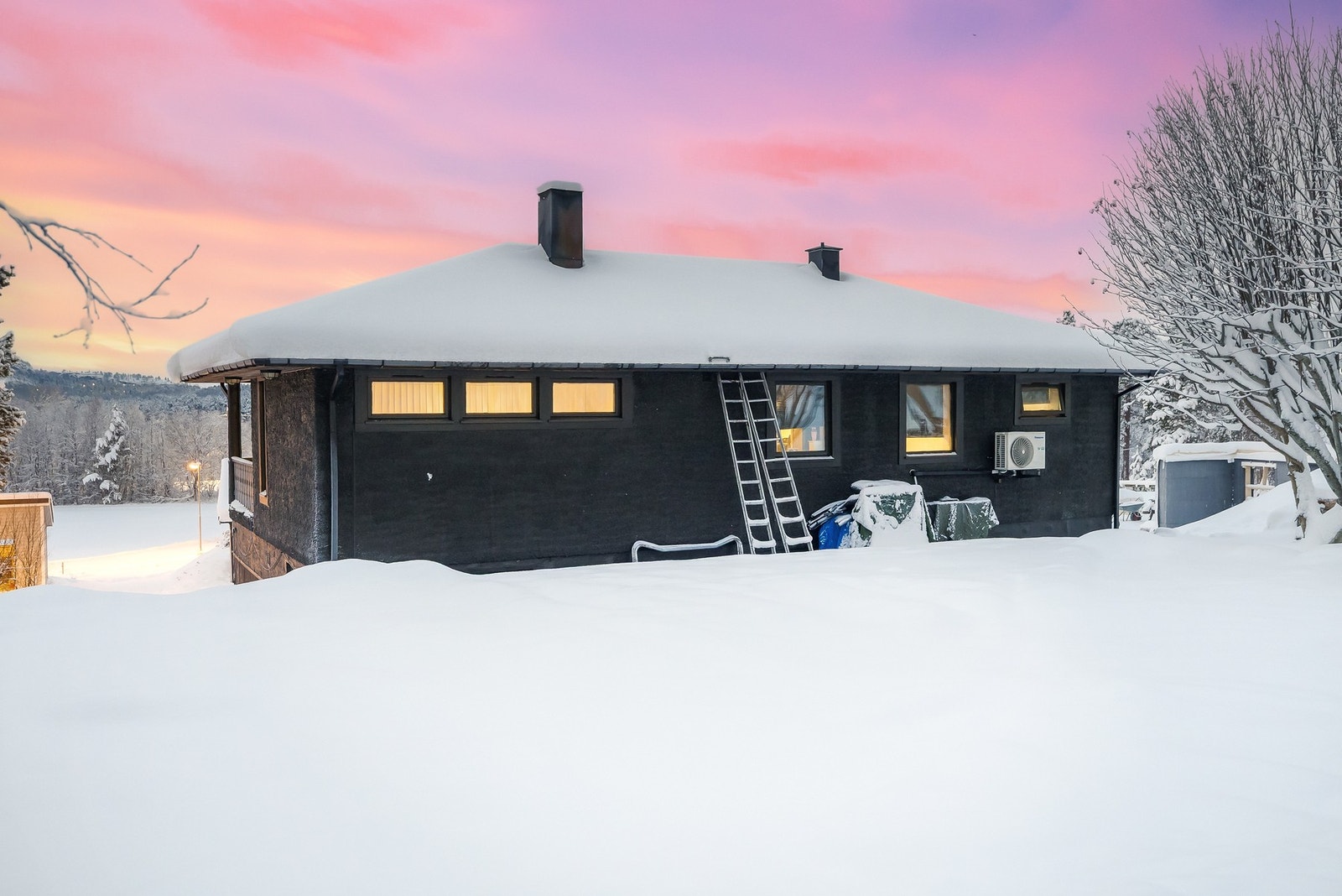 Eiendommen har en opparbeidet tomt med hage og gode parkeringsmuligheter. Galleribilde
