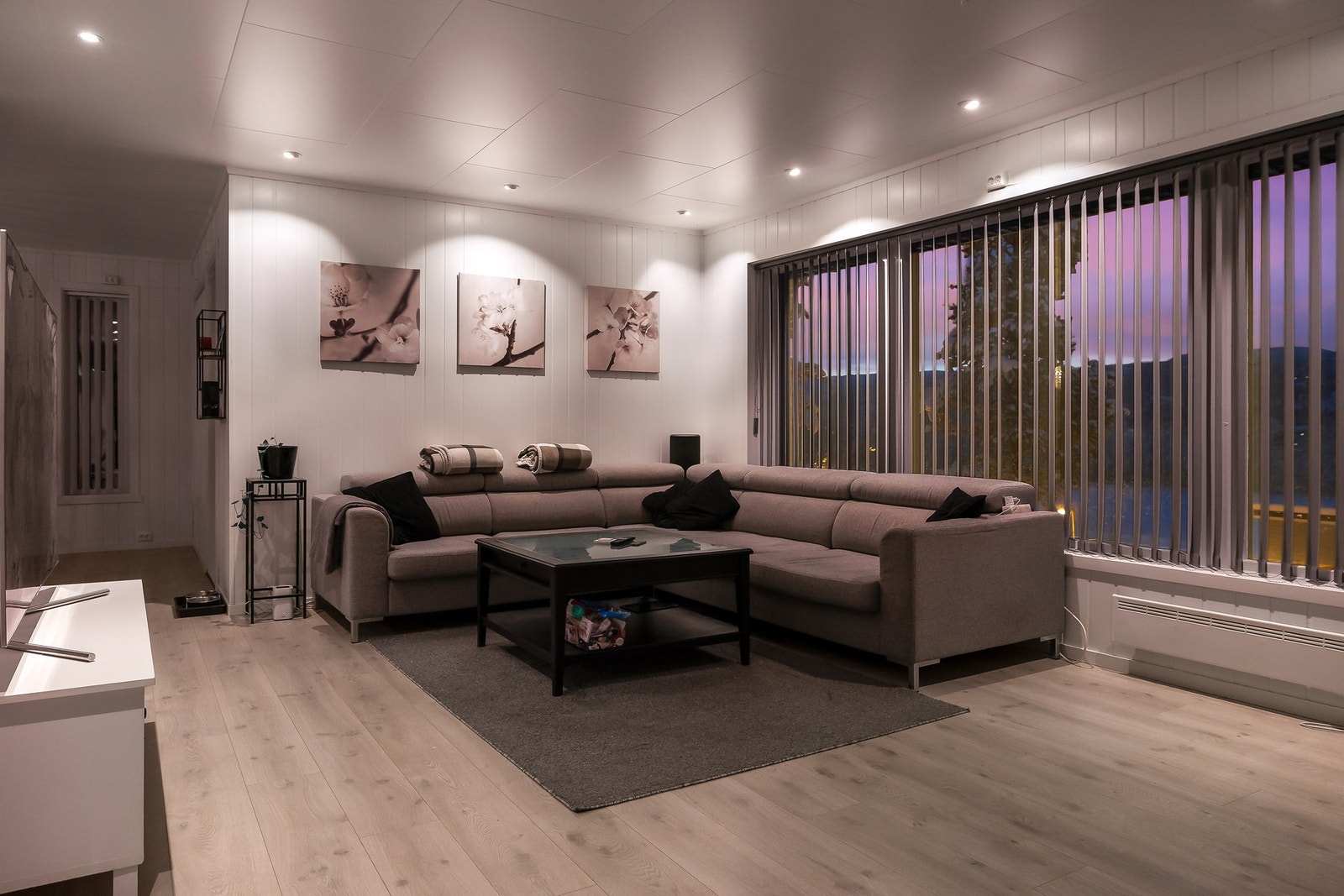 Store vindusflater slipper inn rikelig med naturlig lys og bidrar, sammen med de lyse, nylig oppgraderte overflatene, til en behagelig romfølelse. Galleribilde