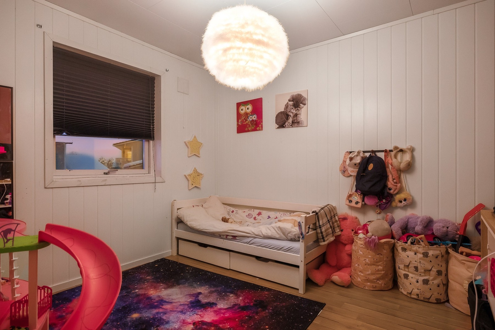 Eneboligen har totalt fire rom som er innredet som soverom, praktisk fordelt med ett i andre etasje og tre i første etasje. Galleribilde