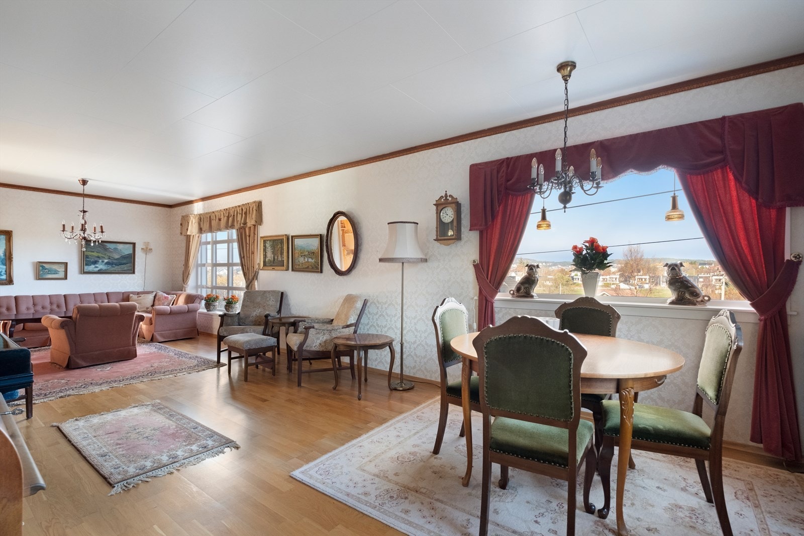 Velkommen inn! Romslig stue med plass til flere sittegrupper. Stuen har parkettgulv og flott utsikt mot nord Galleribilde