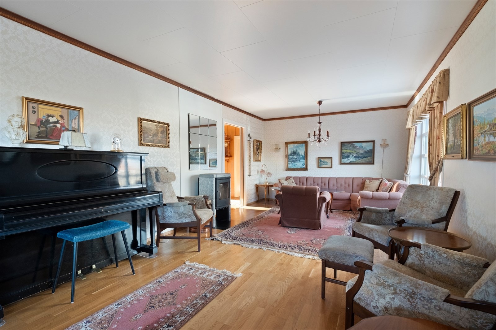 Vedovn bidrar med jevn varme til stuen Galleribilde