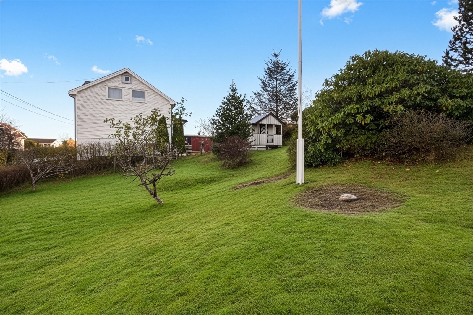 Boligen har en lekestue og velholdt grøntområde. Galleribilde