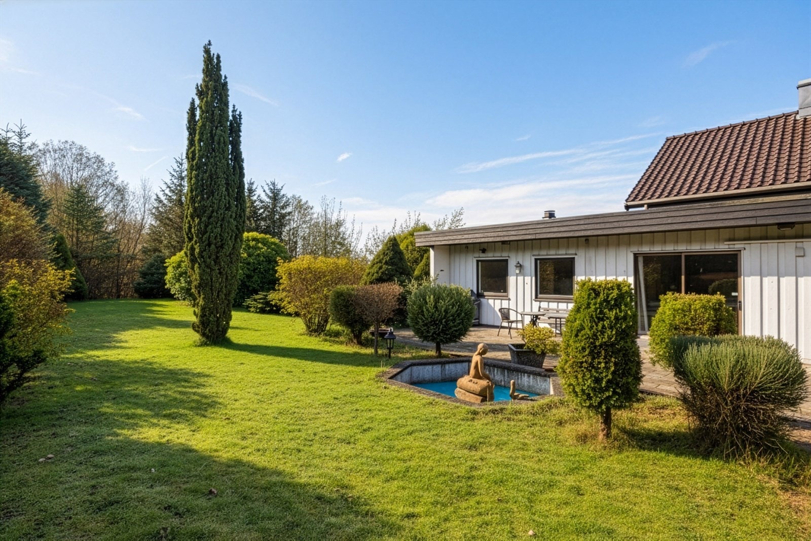 Grønt uteområde med godt skjermet hage og terrasse. Galleribilde