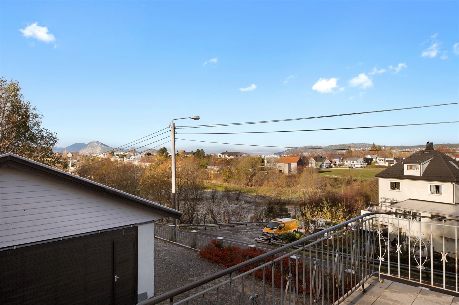 Utsikt mot nabolag fra veranda Galleribilde