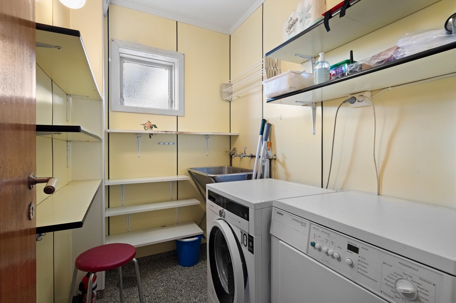 Vaskerommet i hovedetasjen har epoxy på gulvet og er innredet med hyller og utslagsvask Galleribilde