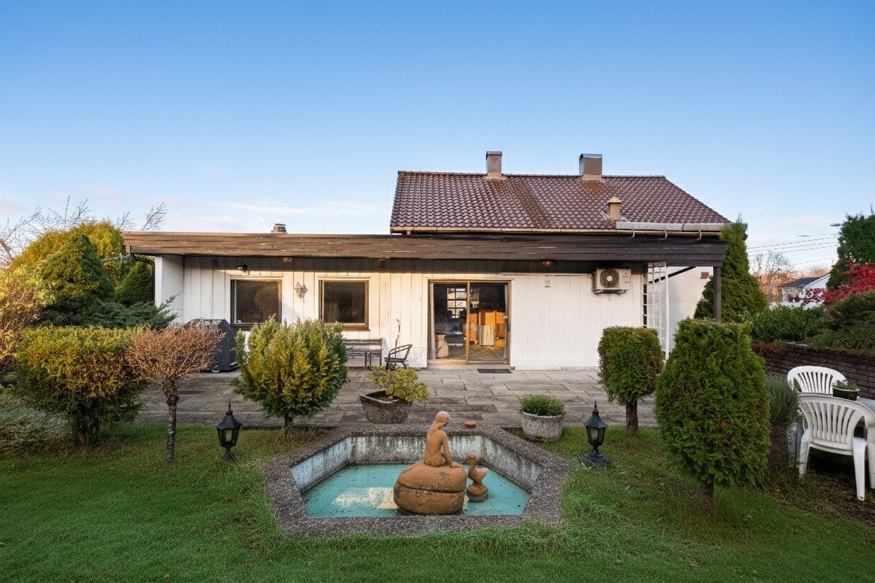 Eiendommen har en flott hage mot syd som er pent opparbeidet og godt skjermet Galleribilde