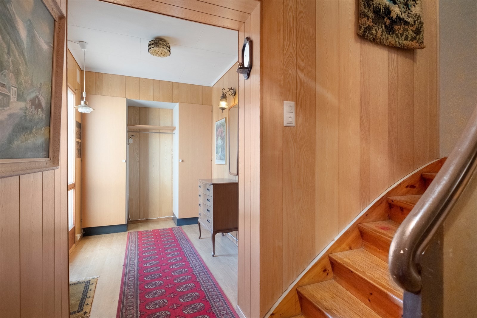 Panelte vegger og tregulv gir et klassisk preg i entréen. Galleribilde