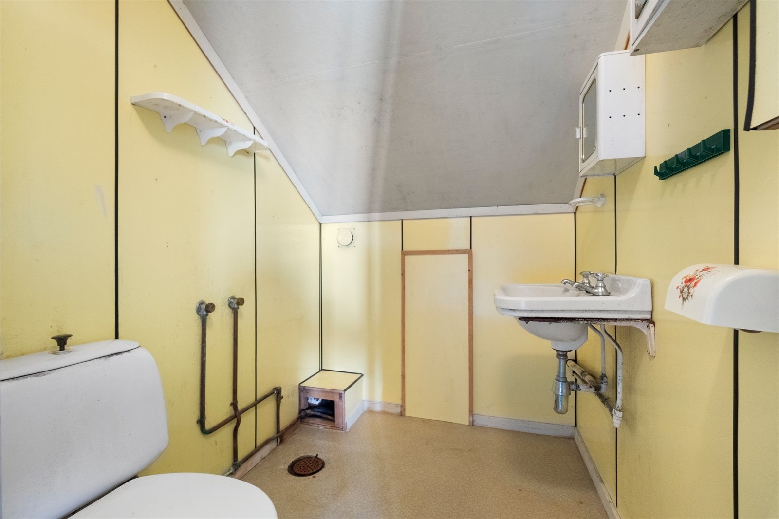 Badet på loftet har belegg på gulv og plater på veggene, men er frakoblet vann grunnet sprukne rør Galleribilde