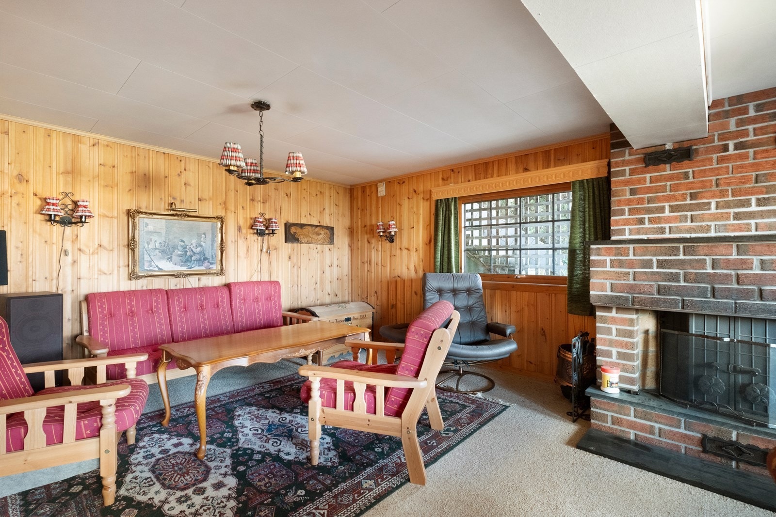 Da går vi ned til underetasjen. Murpeis og panelte vegger gir rommet et klassisk preg Galleribilde