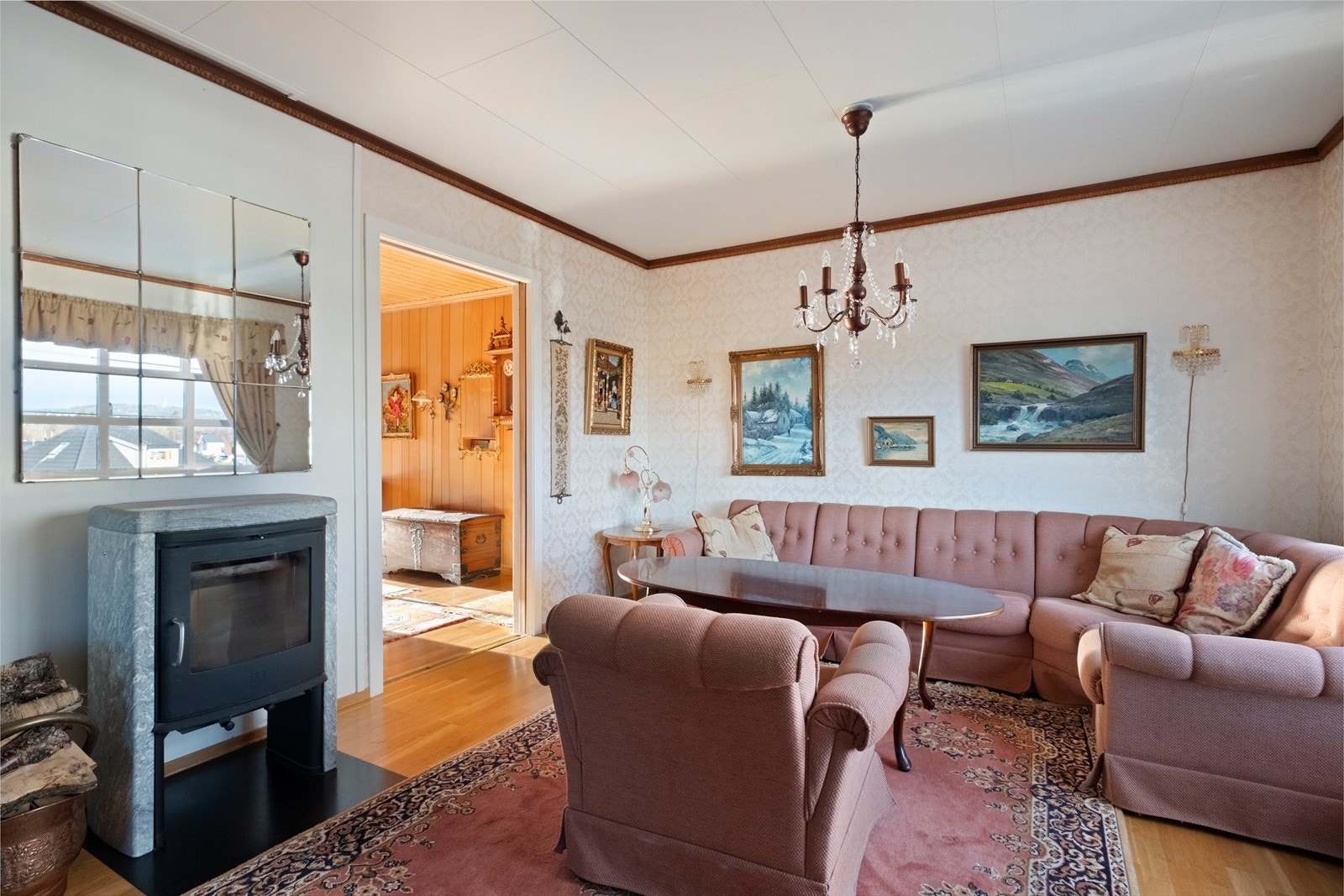 Vedovn i stuen gir effektiv oppvarming og en koselig atmosfære. Galleribilde