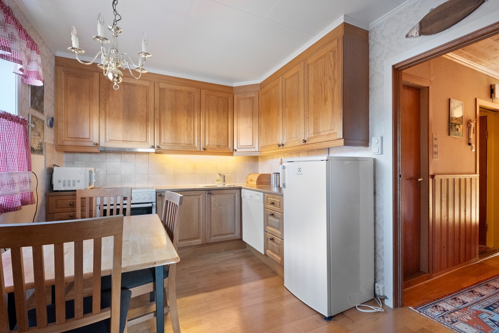 Kjøkkenet ble oppgradert i 2013 etter vannlekkasje, og har ventilator med avtrekk ut Galleribilde