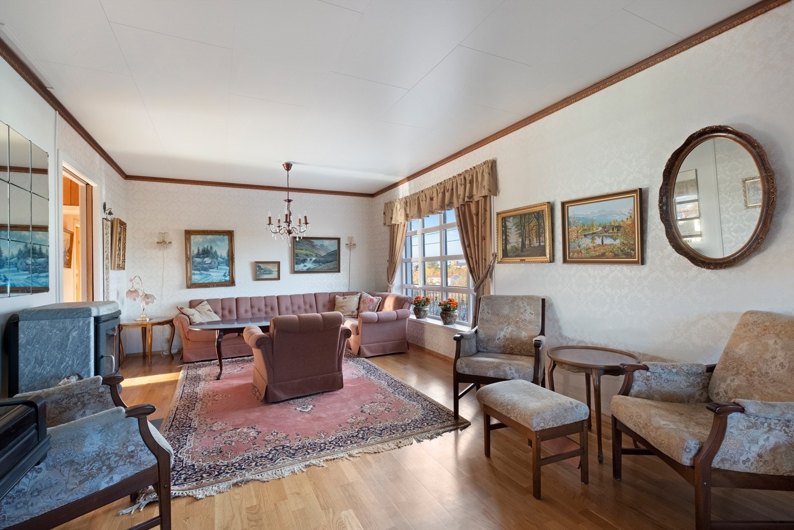 Store vinduer gir godt med naturlig lys i stuen Galleribilde