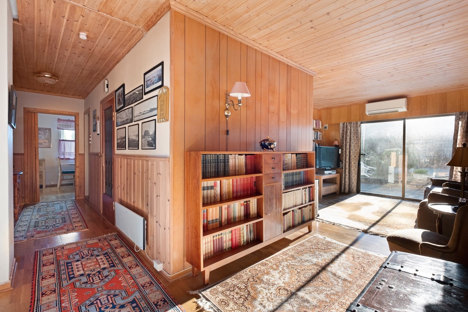 Direkte forbindelse til stuen gir en naturlig overgang fra entréen. Store vindusflater i stuen gir godt med naturlig lys og utsikt mot uteområdet. Galleribilde