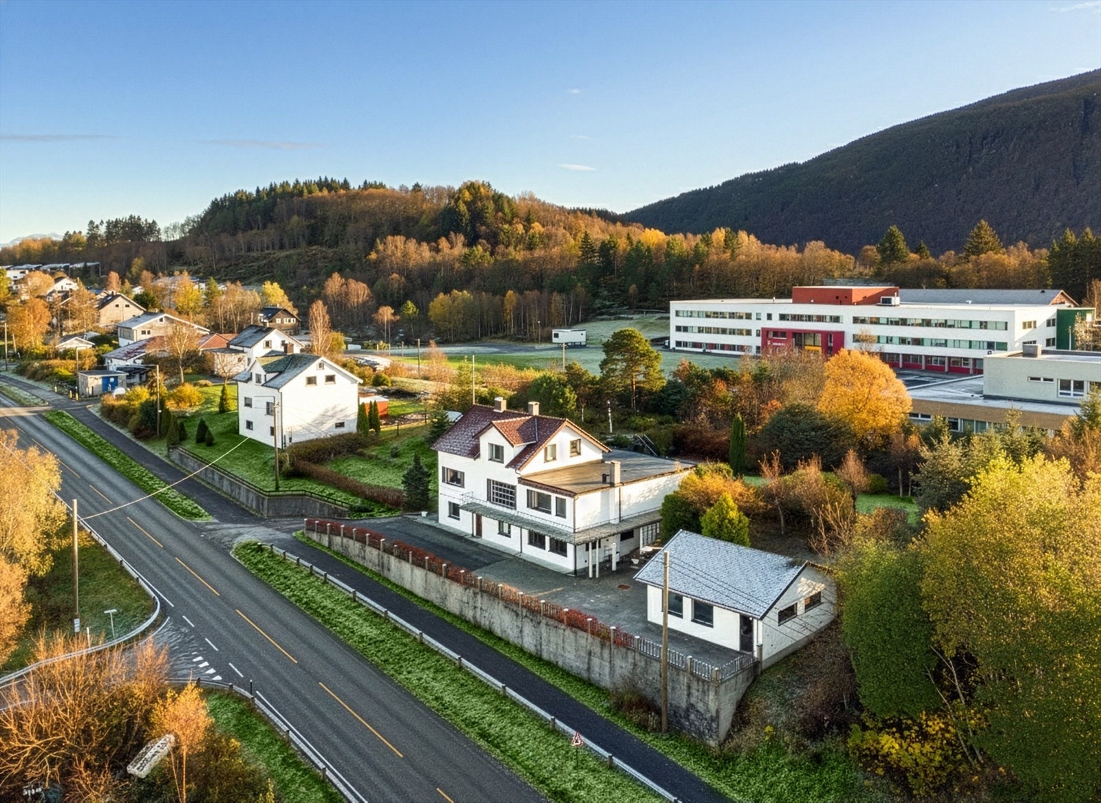 Velkommen til Veddevegen 38. Eiendommen ligger sentralt med kort vei til Langevåg sentrum og skoler. Galleribilde
