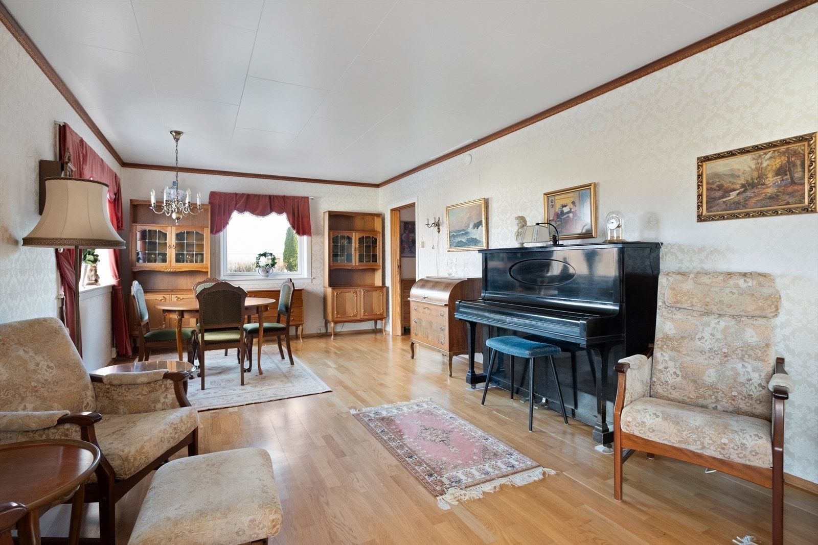 Plass til spisebord mellom stuen og kjøkkenet gir en naturlig spiseplass Galleribilde