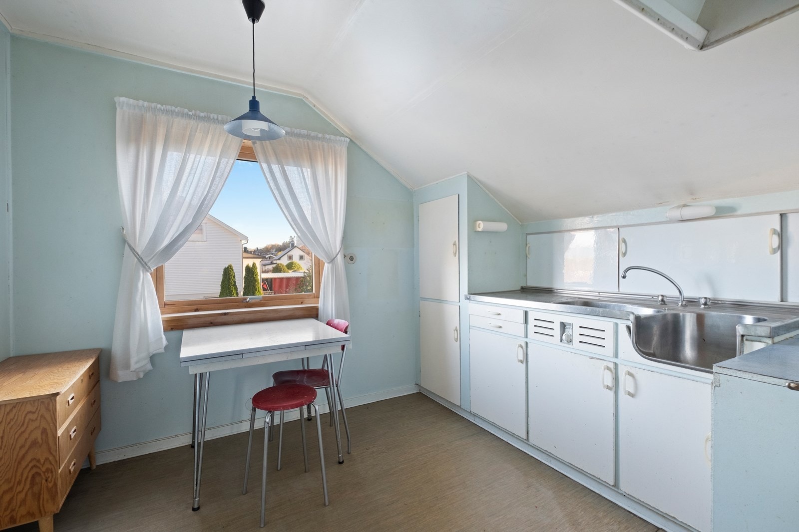 Kjøkkenet på loftet har enkel innredning med underskap og høyskap, samt skap innfelt i skråtaket. Galleribilde