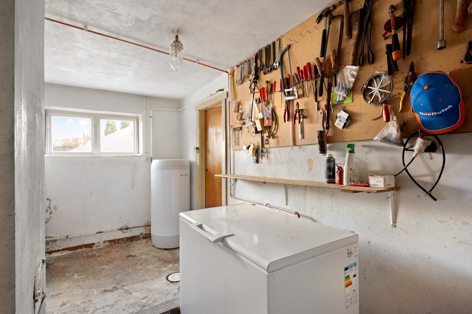Vaskerommet i underetasjen har betonggulv og vegger, samt en nyere varmtvannstank fra 2012 Galleribilde