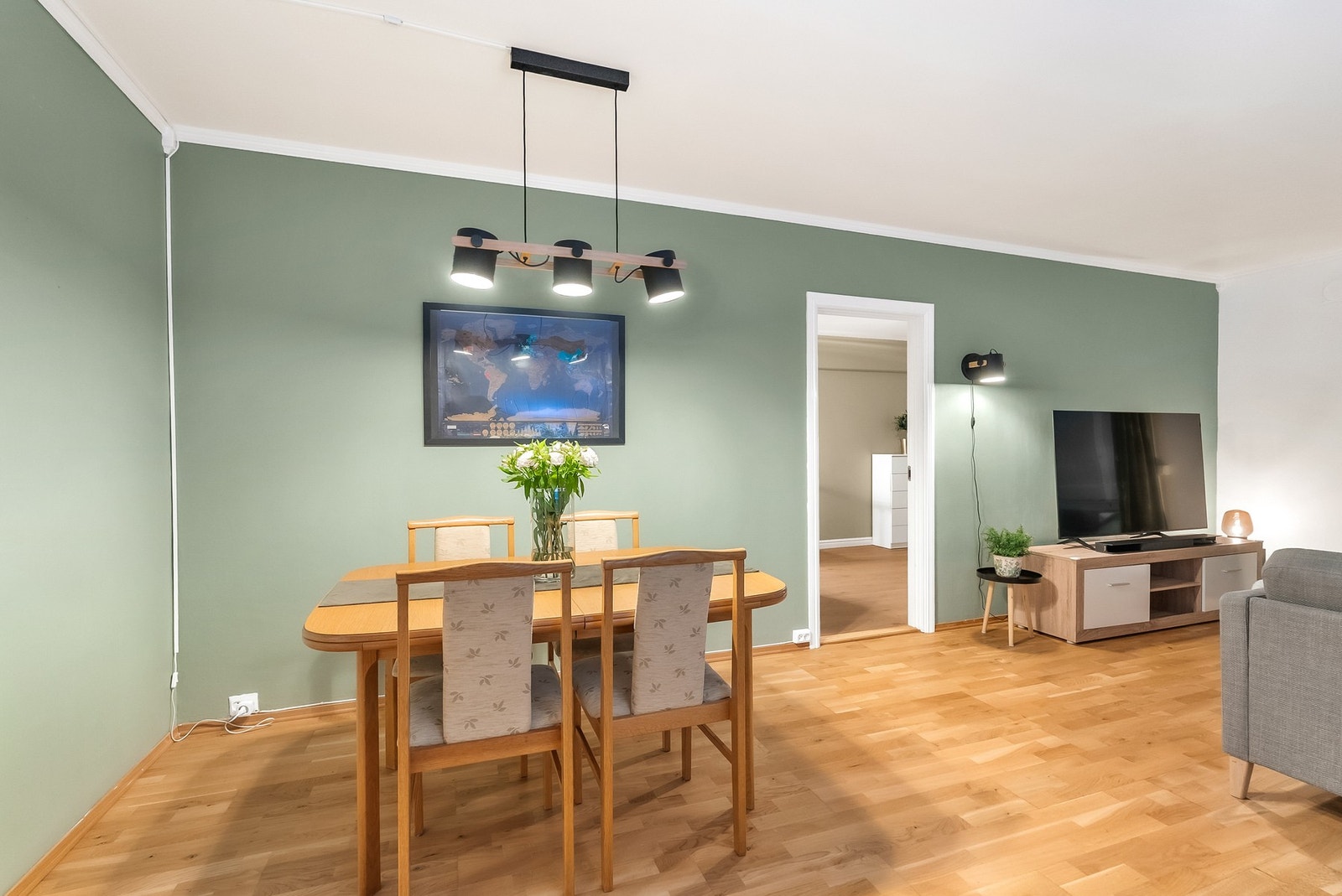 I felleskostnadene har du blant annet inkludert kommunale avgifter, renovasjon, byggforsikring og tv/internett. Galleribilde