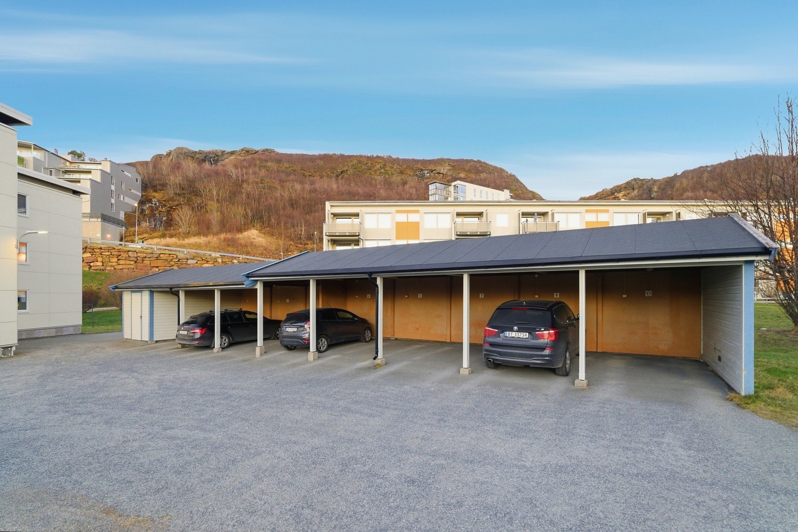 Det er også parkering i egen carport. Det er to gjesteparkeringsplasser utenfor blokka, samt flere ved de andre blokkene. Galleribilde