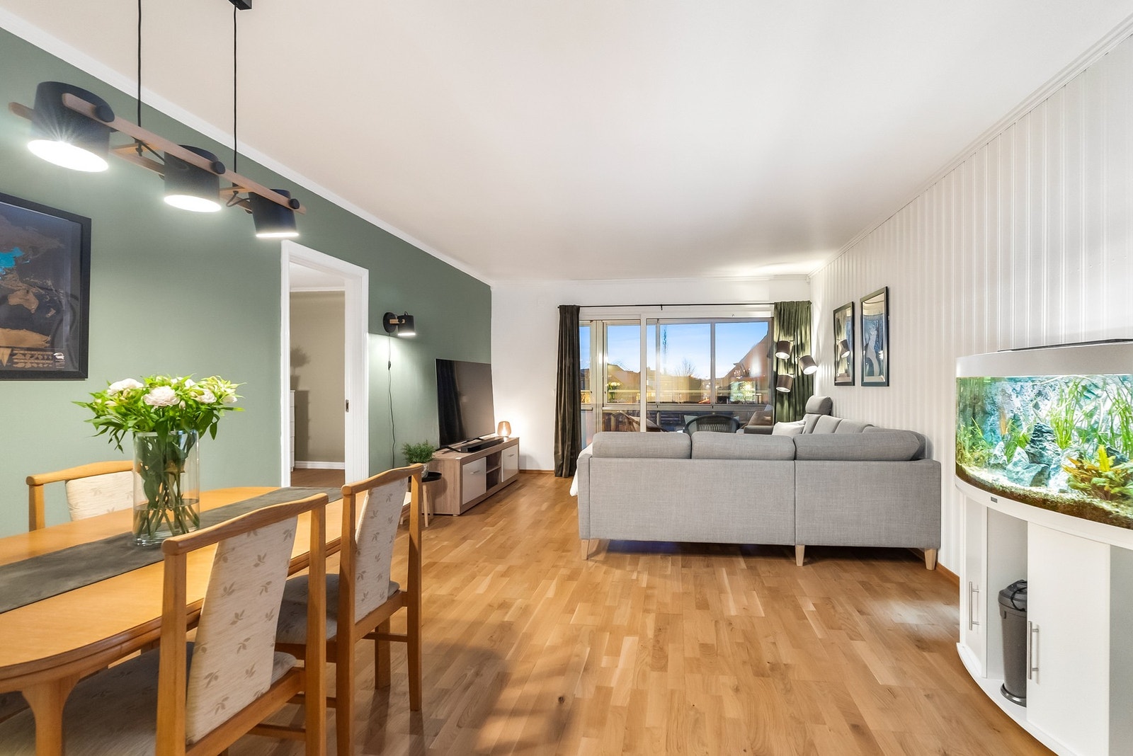 Det er store gode oppholdsrom i leiligheten, samt svært god lagringsplass i form av flere boder i kjeller. Galleribilde