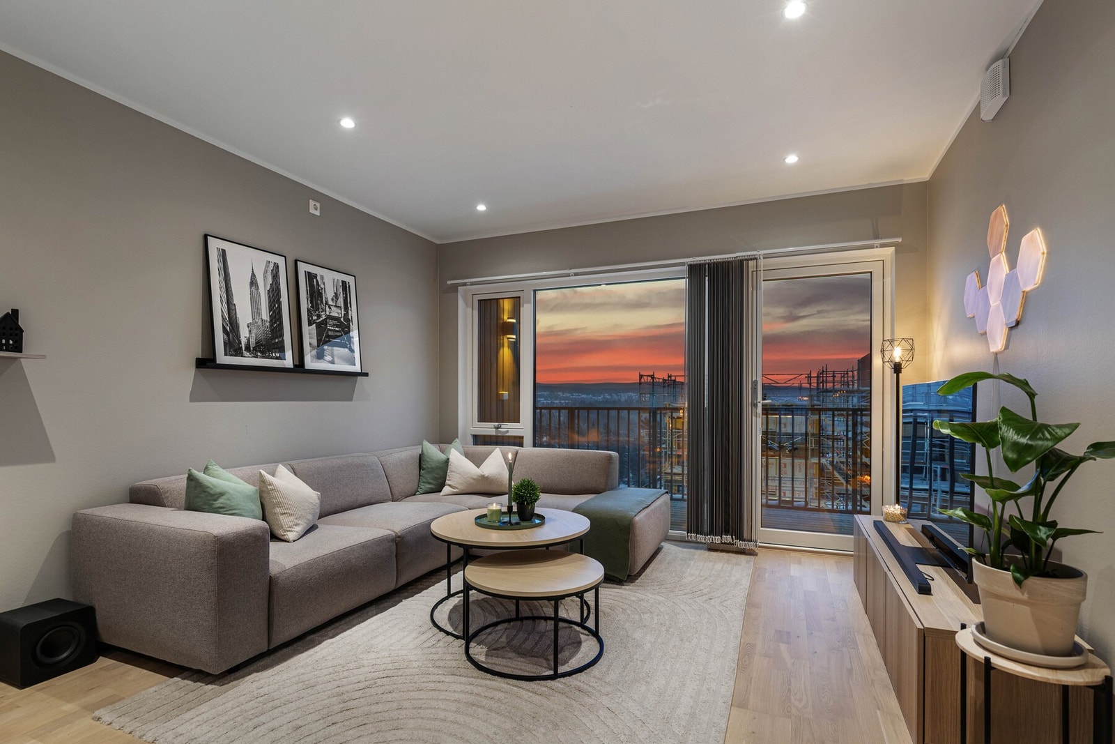 Oppholdsrommet har god plass til både sofagruppe og spisebord. Galleribilde