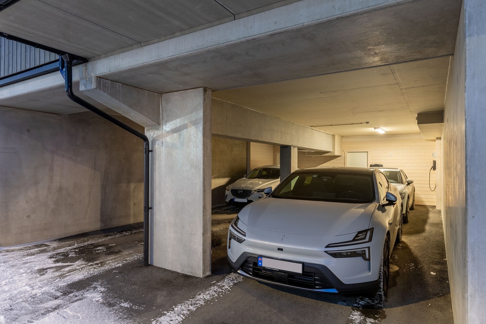 Det er parkering i caport hvor det er plass til to biler. Det er også installert elbil lader her. Galleribilde