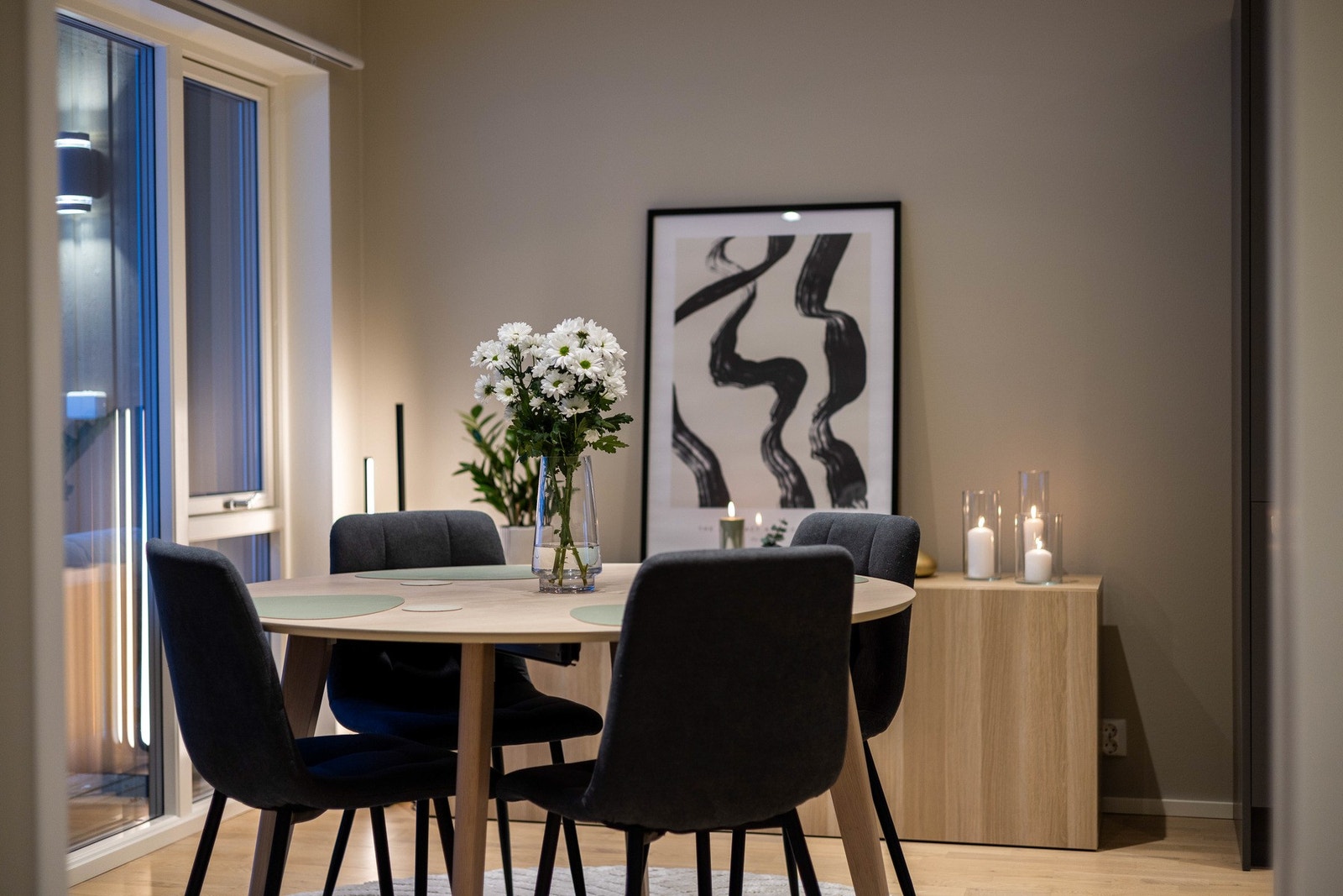 Rommet har parkettgulv med vannbåren gulvvarme, malte vegger i beige fargetone og downlights i himling. Galleribilde