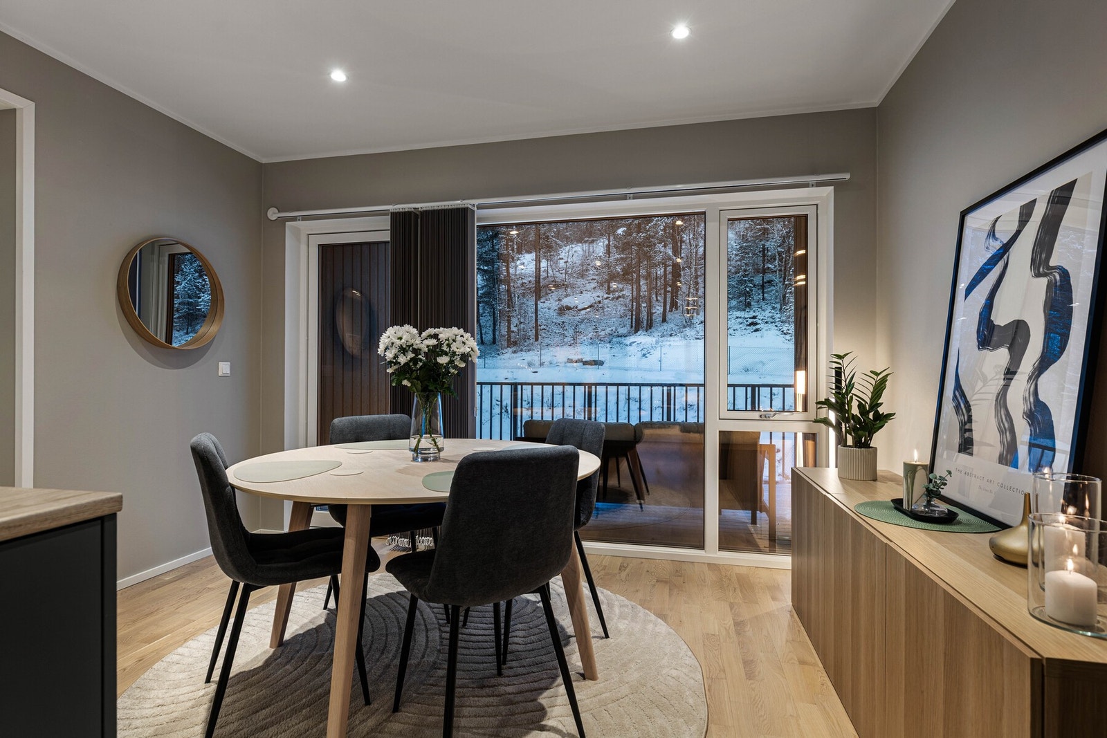 Fra stue/kjøkken er det utgang til to balkonger på henholdsvis ca. 10 og 8 kvm, noe som gir gode solforhold gjennom hele dagen. Galleribilde