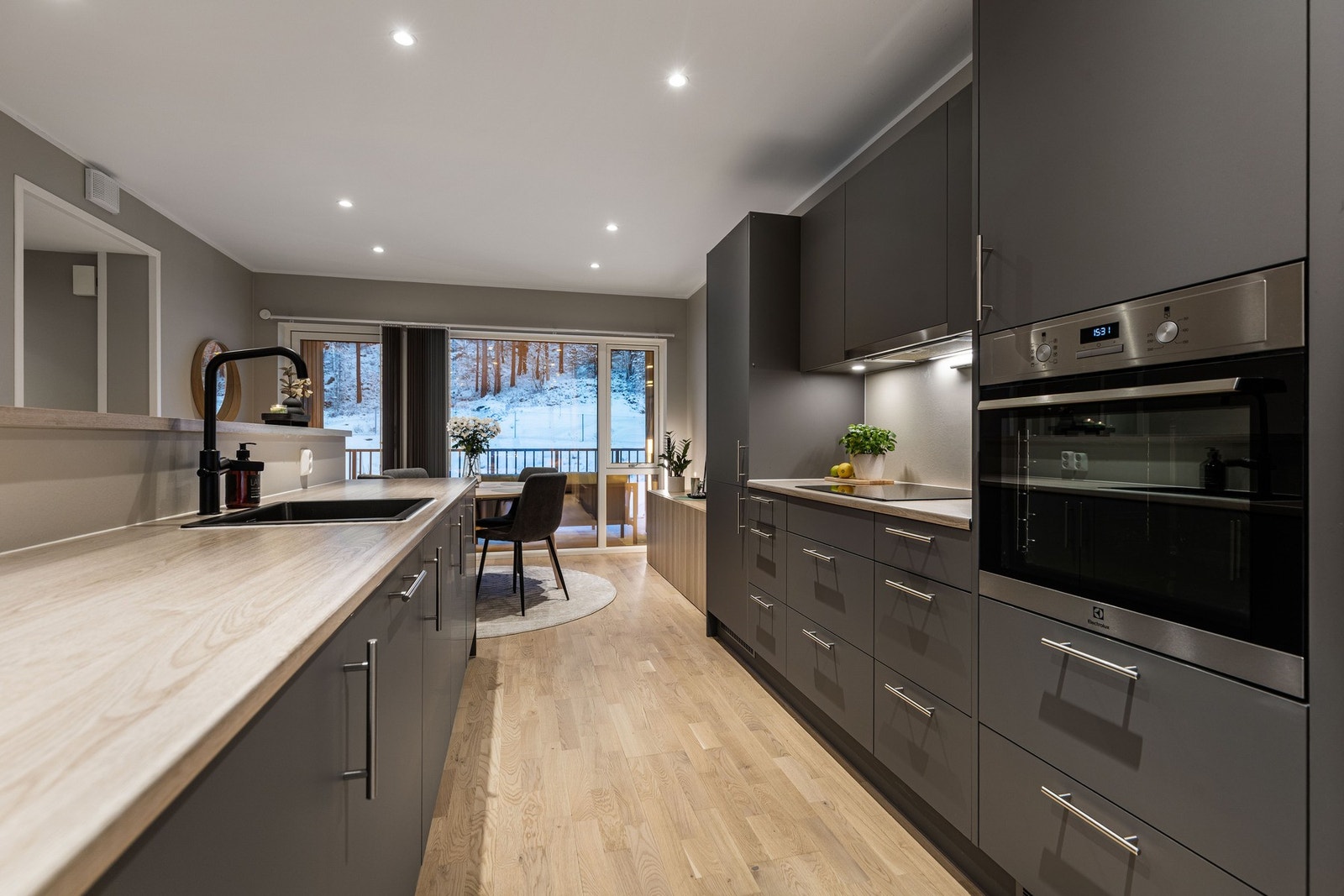 Innredningen har stilrene, glatte fronter samt laminert benkeplate med nedfelt vask. Galleribilde