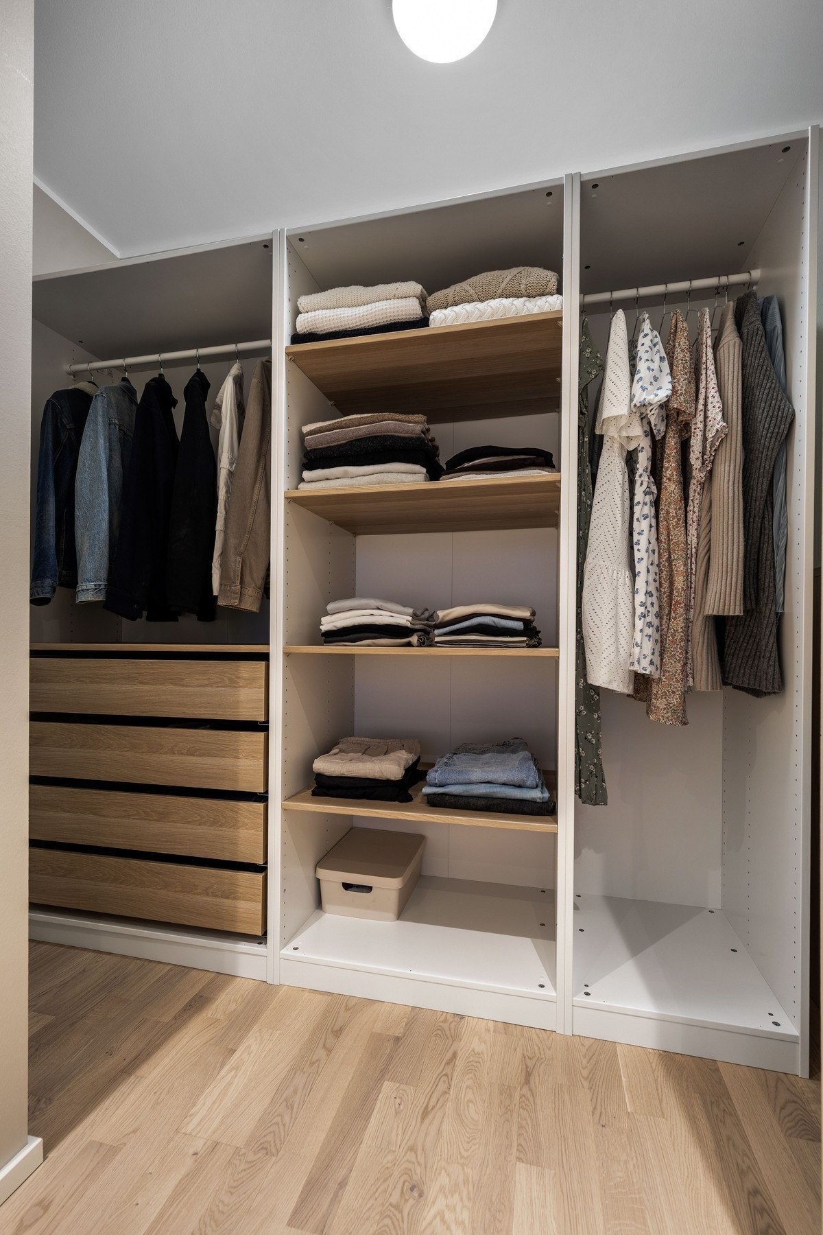 Hovedsoverommet har god oppbevaring til klær i tilknyttet bod/walk-in. Galleribilde