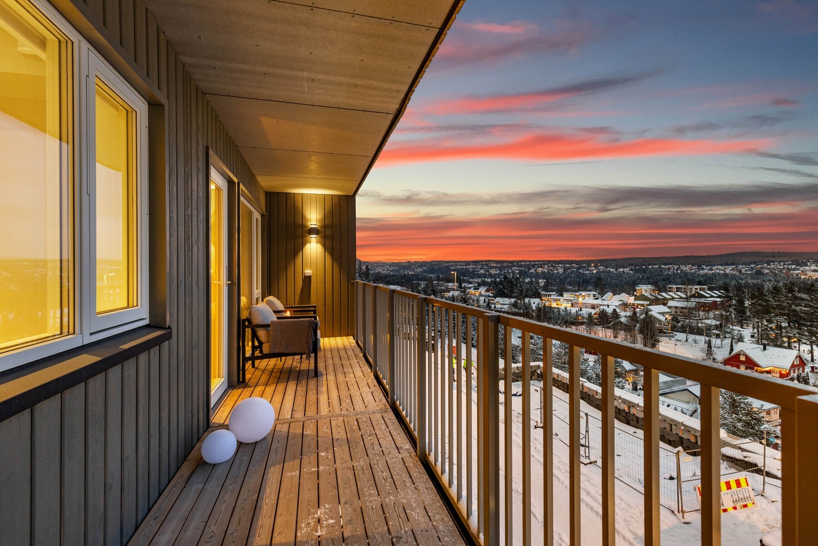 Begge balkongene er utstyrt med utestikk og lys. Galleribilde