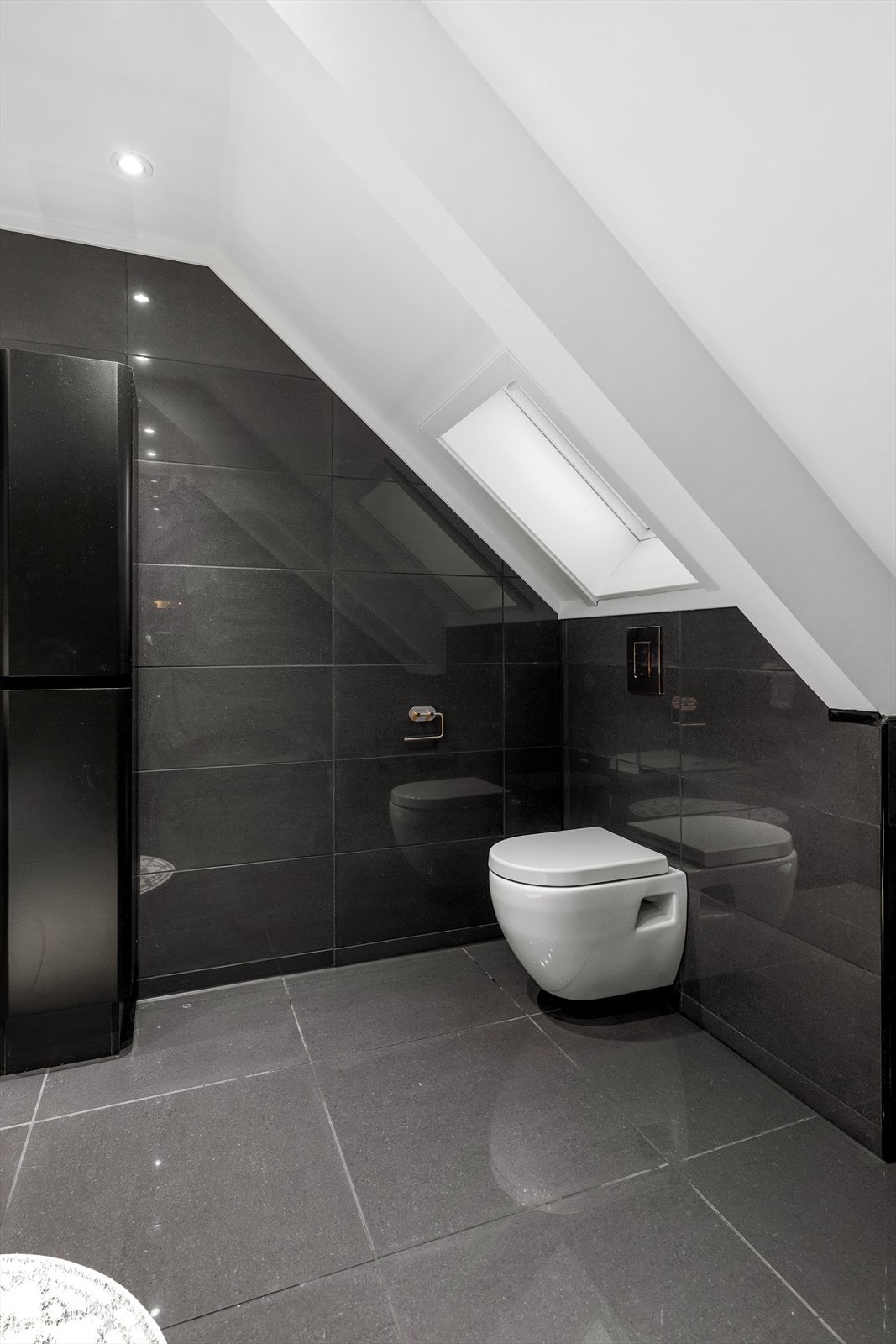 Det er veluxvindu som slipper inn naturlig lys. Galleribilde