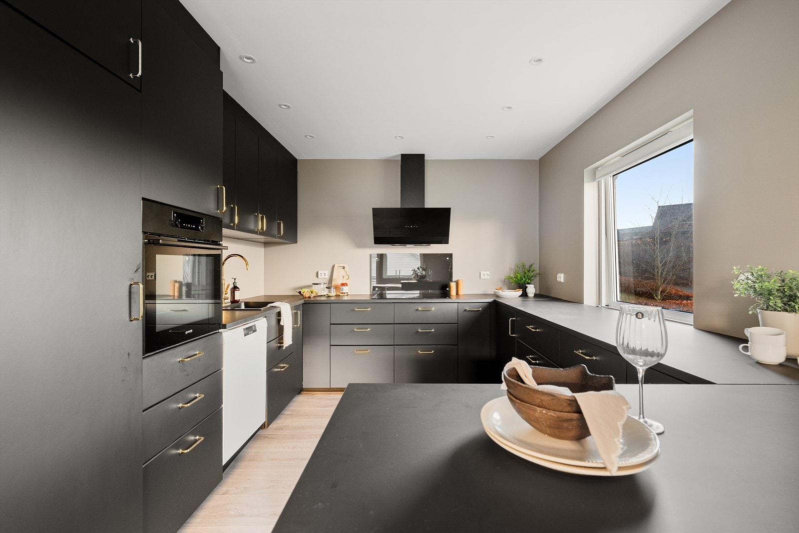 Kjøkkenet har god oppbevaring i skuffer og skap. Galleribilde