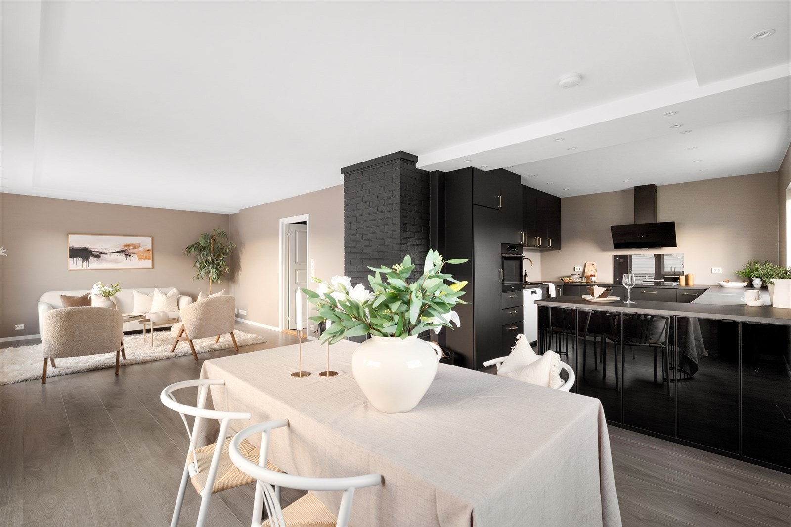 Det er malt i moderne farger. Laminat på gulv. Galleribilde