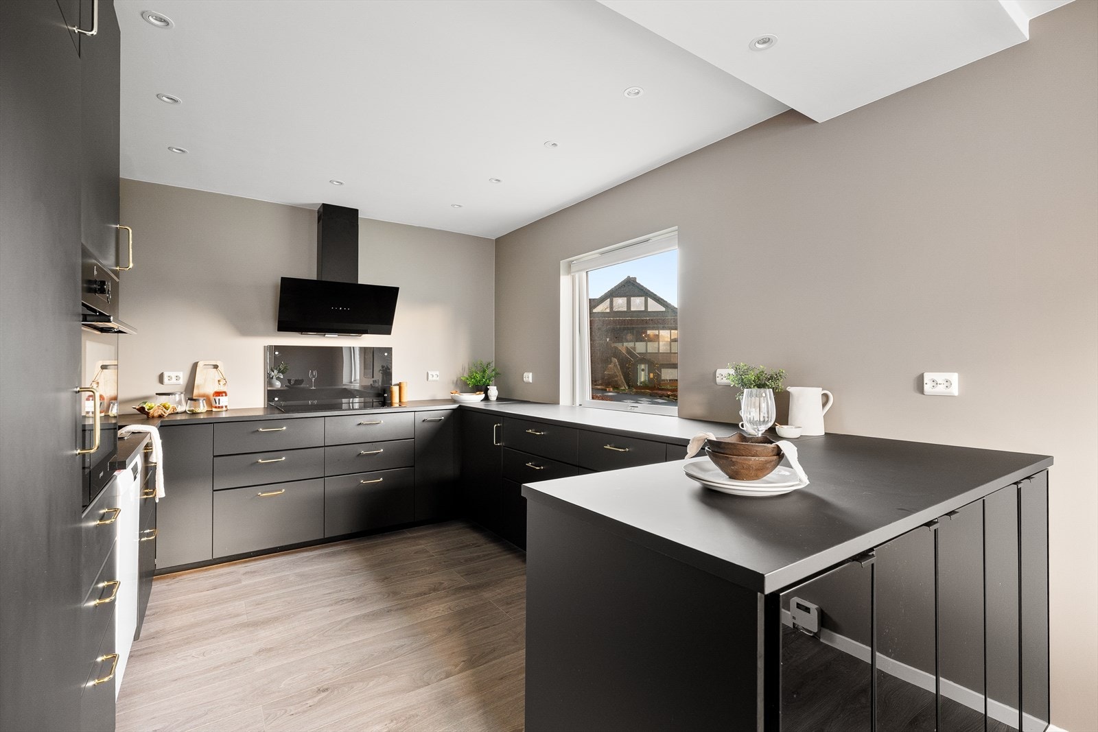 Kjøkken i sort utførelse. Galleribilde