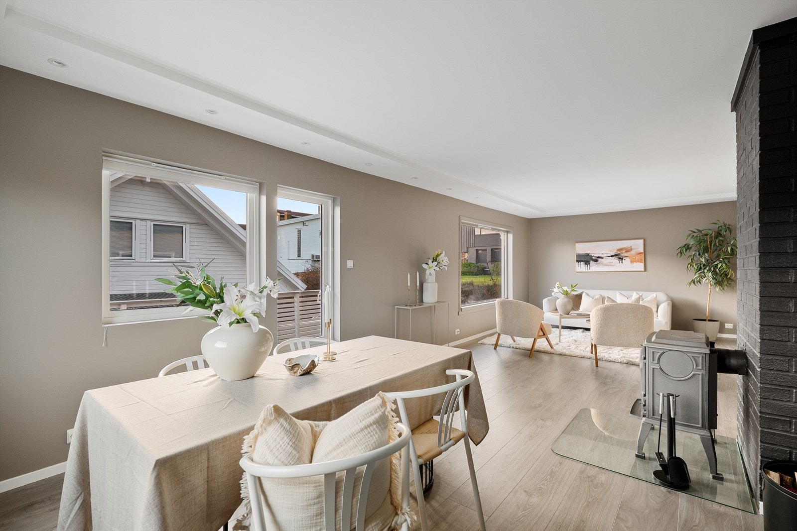 Stuen er romslig med plass for flere møbleringsalternativ. Galleribilde