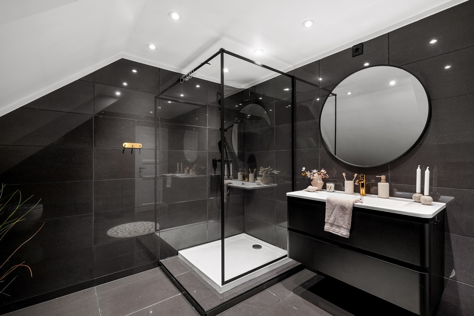 Flislagt bad med varme i gulv. Galleribilde