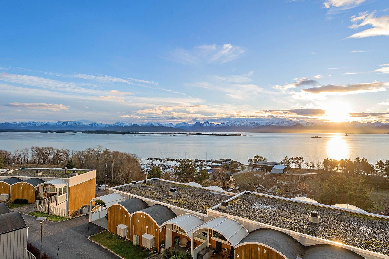 Det er kort vei til badestrand og båthavn. Galleribilde