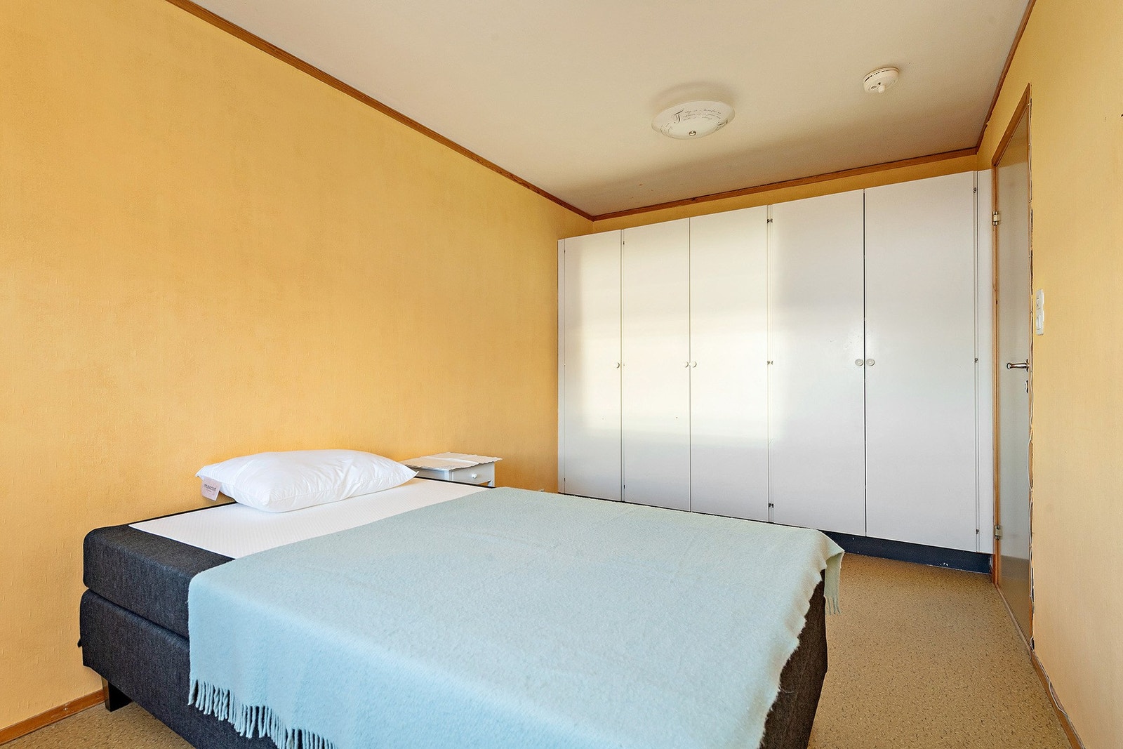 Soverommet har godt med skapplass. Galleribilde