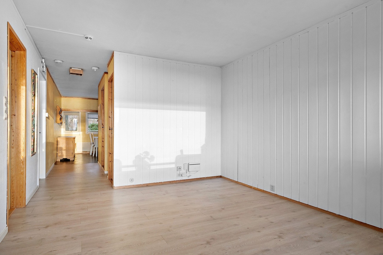 Romslig og lys stue, med gode innrednings muligheter. Galleribilde