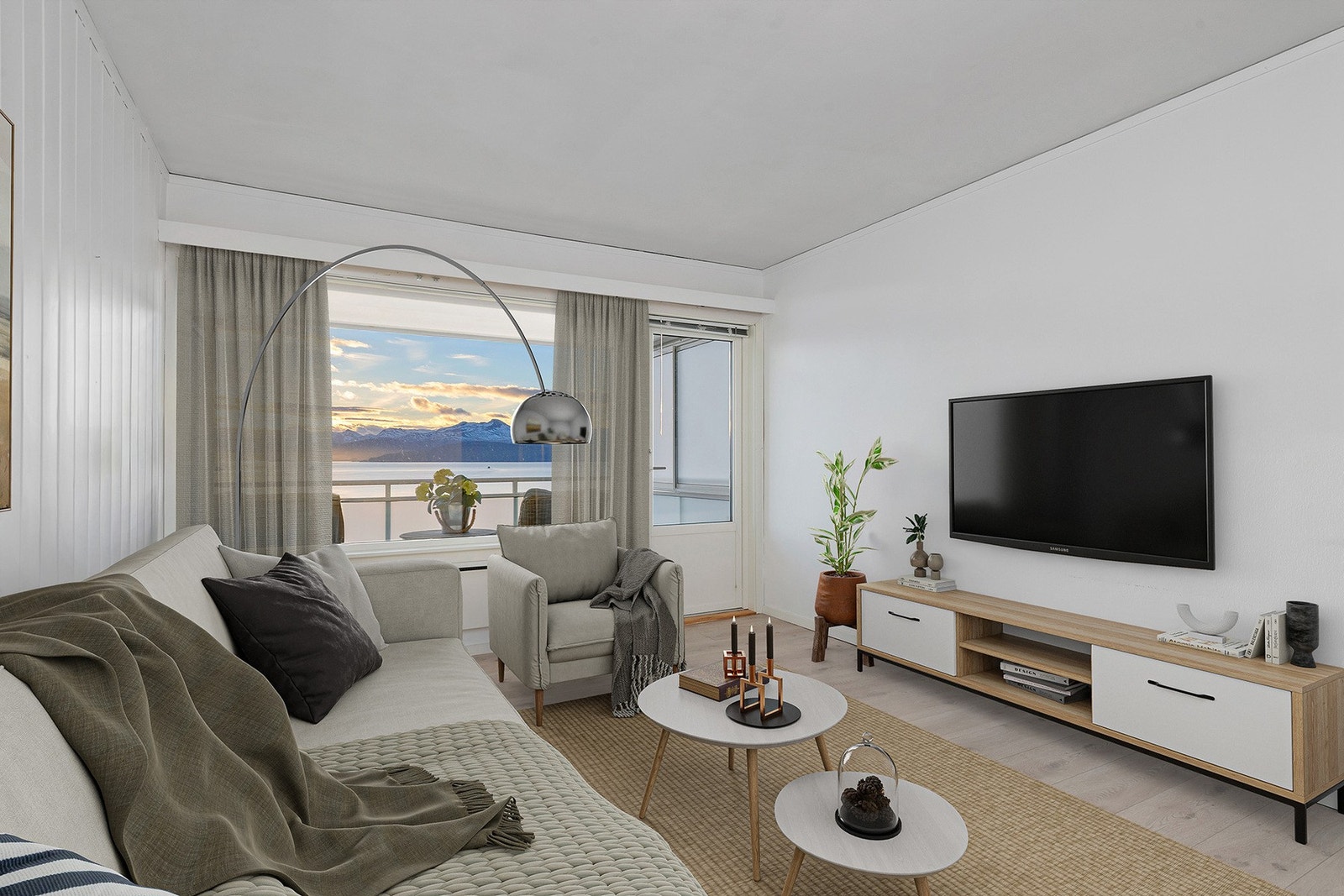 En flott 2-roms leilighet med attraktiv beliggenhet og fantastisk utsikt. Bildet er digitalt møblert. Galleribilde