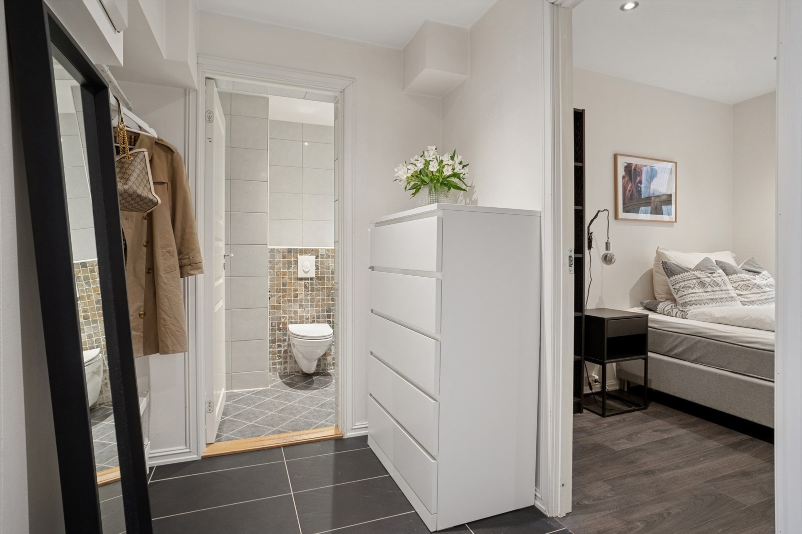 Det er god plass til oppbevaring av yttertøy og sko i gangen. Galleribilde