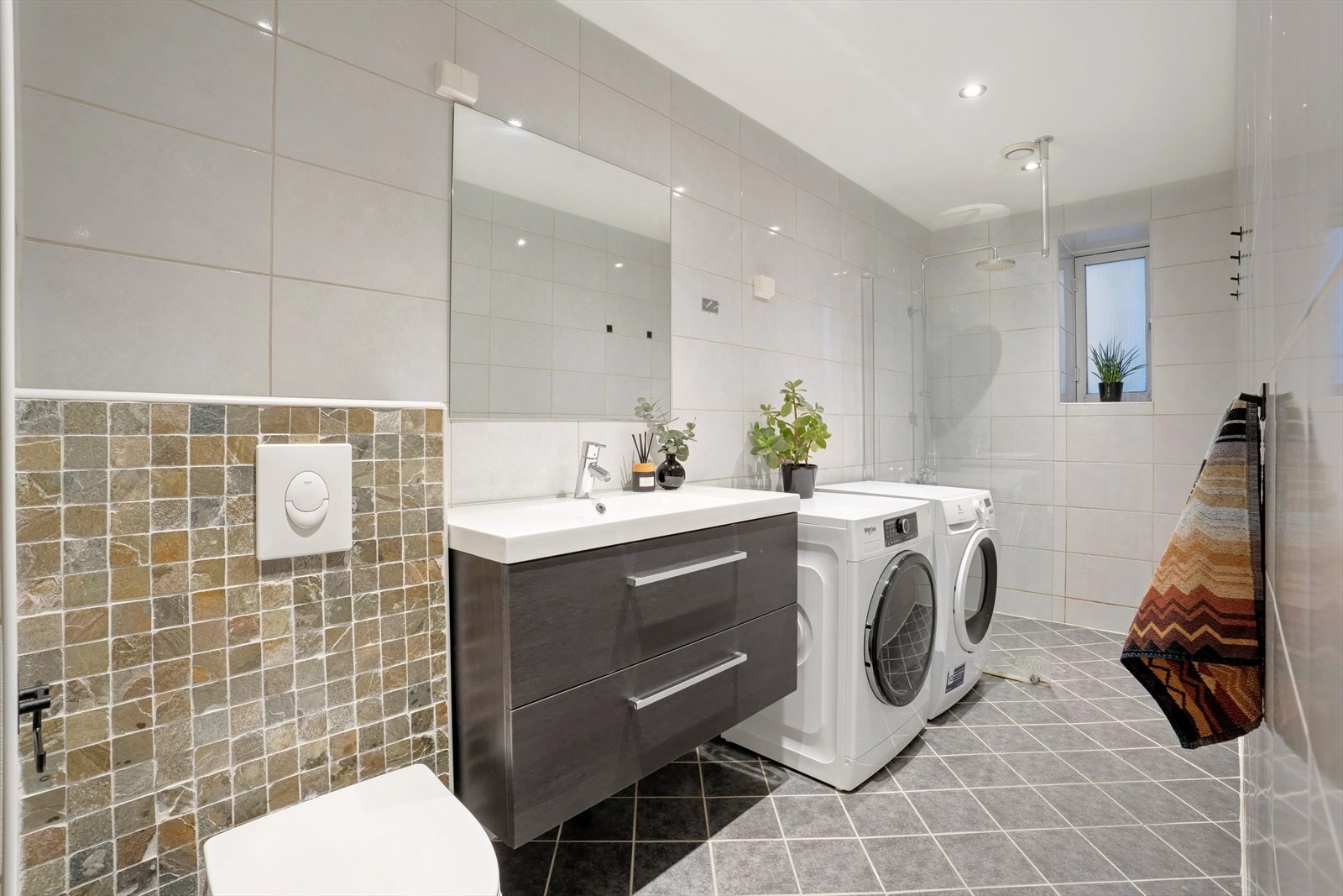 Romslig bad med fliser på gulv og vegger, og behagelig gulvvarme. Galleribilde